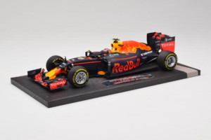 Red Bull RB12 Tag Heuer #26 D. Kvyat Red Bull Racing Showcar 2016 Minichamps 1:18 117160026 Gyanta – 2. kép a 7-ből