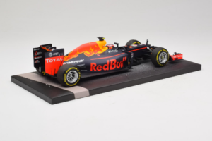Red Bull RB12 Tag Heuer #26 D. Kvyat Red Bull Racing Showcar 2016 Minichamps 1:18 117160026 Gyanta – 3. kép a 7-ből