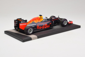 Red Bull RB12 Tag Heuer #3 D. Ricciardo Red Bull Racing 1st Pole Monaco Grand Prix 2016 Minichamps 1:18 117160103 Gyanta – 3. kép a 7-ből