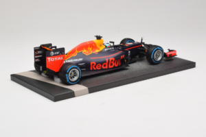 Red Bull RB12 Tag Heuer #3 D. Ricciardo Red Bull Racing Brazilian Grand Prix 2016 Minichamps 1:18 117161203 Gyanta – 3. kép a 6-ből