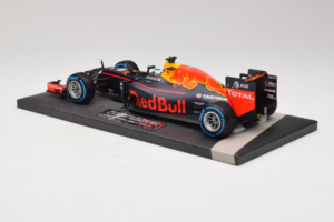 Red Bull RB12 Tag Heuer #3 D. Ricciardo Red Bull Racing Brazilian Grand Prix 2016 Minichamps 1:18 117161203 Gyanta – 5. kép a 6-ből