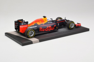Red Bull RB12 Tag Heuer #3 D. Ricciardo Red Bull Racing Showcar 2016 Minichamps 1:18 117160003 Gyanta – 3. kép a 7-ből