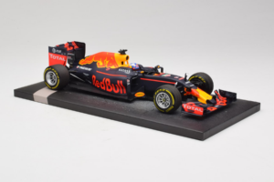 Red Bull RB12 Tag Heuer #3 D. Ricciardo Red Bull Racing Showcar 2016 Minichamps 1:18 117160003 Gyanta – 4. kép a 7-ből