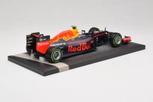 Red Bull RB12 Tag Heuer #33 M. Verstappen Red Bull Racing Showcar 2016 Minichamps 1:18 117161233 Gyanta – 3. kép a 7-ből