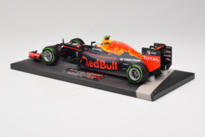 Red Bull RB12 Tag Heuer #33 M. Verstappen Red Bull Racing Showcar 2016 Minichamps 1:18 117161233 Gyanta – 5. kép a 7-ből
