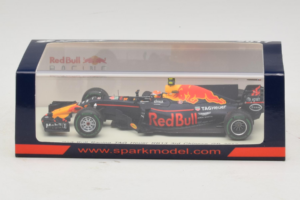 Red Bull RB13 Tag Heuer #33 M. Verstappen 3rd Chinese Grand Prix 2017 Spark 1:43 S5037 Gyanta – 4. kép a 4-ből