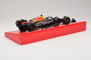 Red Bull RB18 #1 M. Verstappen Oracle Red Bull Racing Japanese Grand Prix Winner World Champion 2022 Minichamps 1:18 11322280 – 3. kép a 7-ből