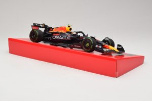 Red Bull RB18 #1 M. Verstappen Oracle Red Bull Racing Japanese Grand Prix Winner World Champion 2022 Minichamps 1:18 11322280 – 4. kép a 7-ből