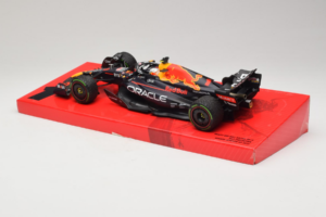 Red Bull RB18 #1 M. Verstappen Oracle Red Bull Racing Japanese Grand Prix Winner World Champion 2022 Minichamps 1:18 11322280 – 5. kép a 7-ből