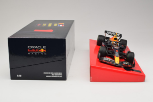 Red Bull RB18 #1 M. Verstappen Oracle Red Bull Racing Japanese Grand Prix Winner World Champion 2022 Minichamps 1:18 11322280 – 6. kép a 7-ből