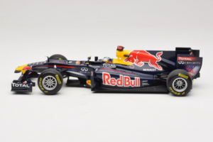 Red Bull RB7 Renault #1 S. Vettel Red Bull Racing Showcar 2011 Minichamps 1:18 110110071-1 Fém – 3. kép a 7-ből