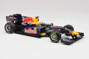 Red Bull RB7 Renault #1 S. Vettel Red Bull Racing Showcar 2011 Minichamps 1:18 110110071-1 Fém – 4. kép a 7-ből