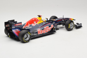 Red Bull RB7 Renault #1 S. Vettel Red Bull Racing World Champion 2011 Minichamps 1:18 110110001 Fém – 2. kép a 6-ből