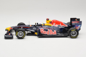 Red Bull RB7 Renault #1 S. Vettel Red Bull Racing World Champion 2011 Minichamps 1:18 110110001 Fém – 3. kép a 6-ből