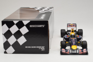 Red Bull RB7 Renault #1 S. Vettel Red Bull Racing World Champion 2011 Minichamps 1:18 110110001 Fém – 6. kép a 6-ből