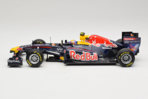Red Bull RB7 Renault #2 M. Webber Red Bull Racing Showcar 2011 Minichamps 1:18 110110002 Fém – 3. kép a 7-ből