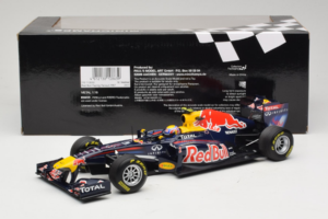Red Bull RB7 Renault #2 M. Webber Red Bull Racing Showcar 2011 Minichamps 1:18 110110002 Fém – 6. kép a 7-ből