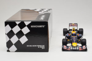 Red Bull RB7 Renault #2 M. Webber Red Bull Racing Showcar 2011 Minichamps 1:18 110110002 Fém – 7. kép a 7-ből