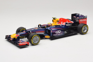 Red Bull RB9 Renault #2 M. Webber Infiniti Red Bull Racing Showcar 2013 Minichamps 1:18 110130072 Fém
