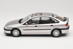 Renault Laguna V6 3.0 Baccara Opal Grey Otto 1:18 OT1185 Gyanta – 3. kép a 6-ből