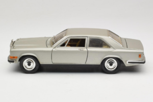 Rolls-Royce Camargue Ezüst Diamond Edition Bburago 1:18 3001-M3 Fém – 4. kép a 8-ből
