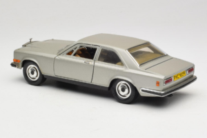 Rolls-Royce Camargue Ezüst Diamond Edition Bburago 1:18 3001-M3 Fém – 7. kép a 8-ből