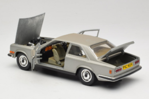 Rolls-Royce Camargue Ezüst Bburago 1:18 3001-M2 Fém – 5. kép a 8-ből