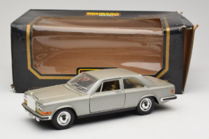 Rolls-Royce Camargue Ezüst Bburago 1:18 3001-M2 Fém – 8. kép a 8-ből