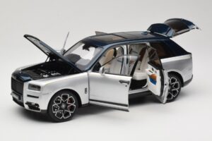Rolls-Royce Cullinan Kék & Ezüst Kétszínű OEM 1:18 028-16B Fém – 2. kép a 8-ből