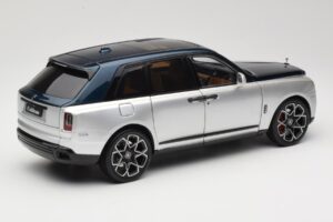 Rolls-Royce Cullinan Kék & Ezüst Kétszínű OEM 1:18 028-16B Fém – 3. kép a 8-ből