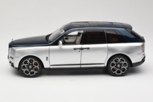 Rolls-Royce Cullinan Kék & Ezüst Kétszínű OEM 1:18 028-16B Fém – 4. kép a 8-ből