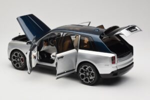 Rolls-Royce Cullinan Kék & Ezüst Kétszínű OEM 1:18 028-16B Fém – 5. kép a 8-ből