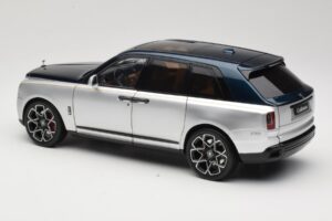 Rolls-Royce Cullinan Kék & Ezüst Kétszínű OEM 1:18 028-16B Fém – 7. kép a 8-ből