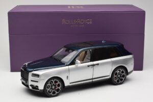 Rolls-Royce Cullinan Kék & Ezüst Kétszínű OEM 1:18 028-16B Fém – 8. kép a 8-ből