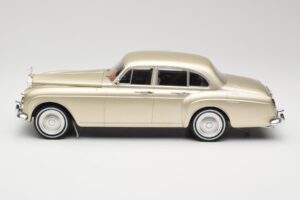 Rolls-Royce Silver Cloud III Flying Spur H.J. Mulliner Arany MCG 1:18 MCG18058 Fém – 3. kép a 6-ből