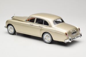 Rolls-Royce Silver Cloud III Flying Spur H.J. Mulliner Arany MCG 1:18 MCG18058 Fém – 5. kép a 6-ből