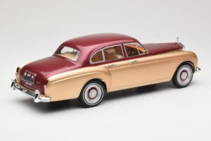 Rolls-Royce Silver Cloud III Flying Spur H.J. Mulliner Piros & Arany MCG 1:18 MCG18132 Fém – 2. kép a 6-ből