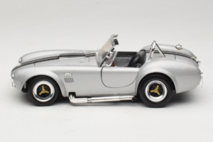 Shelby Cobra 427S/C Ezüst Fekete Csíkokkal Road Signature 1:18 92058 Fém – 4. kép a 8-ből