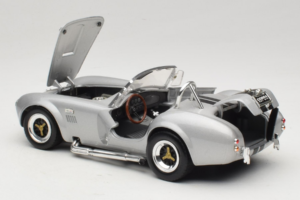 Shelby Cobra 427S/C Ezüst Fekete Csíkokkal Road Signature 1:18 92058 Fém – 5. kép a 8-ből