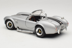 Shelby Cobra 427S/C Ezüst Fekete Csíkokkal Road Signature 1:18 92058 Fém – 7. kép a 8-ből