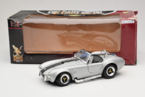 Shelby Cobra 427S/C Ezüst Fekete Csíkokkal Road Signature 1:18 92058 Fém – 8. kép a 8-ből