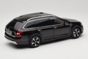 Skoda Octavia Mk4 Combi Barna Paudi Model 1:18 ZMR000005BRA Fém – 3. kép a 8-ből