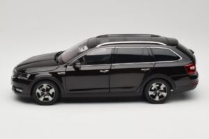 Skoda Octavia Mk4 Combi Barna Paudi Model 1:18 ZMR000005BRA Fém – 4. kép a 8-ből