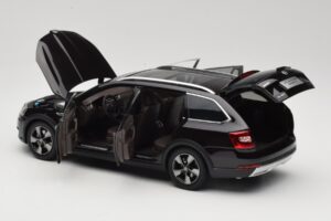 Skoda Octavia Mk4 Combi Barna Paudi Model 1:18 ZMR000005BRA Fém – 5. kép a 8-ből