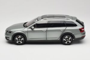 Skoda Octavia Mk4 Combi Zöld Paudi Model 1:18 ZMR000005GRU Fém – 4. kép a 8-ből