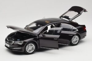 Skoda Superb Mk3 Fekete Paudi Model 1:18 ZSS000006BLA Fém – 2. kép a 8-ből