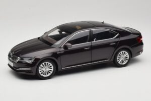 Skoda Superb Mk3 Fekete Paudi Model 1:18 ZSS000006BLA Fém