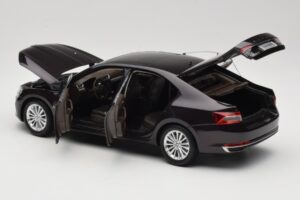Skoda Superb Mk3 Fekete Paudi Model 1:18 ZSS000006BLA Fém – 5. kép a 8-ből