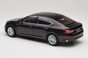 Skoda Superb Mk3 Fekete Paudi Model 1:18 ZSS000006BLA Fém – 7. kép a 8-ből