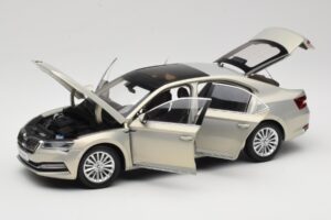 Skoda Superb Mk3 Arany Paudi Model 1:18 ZSS000006GOLD Fém – 2. kép a 8-ből